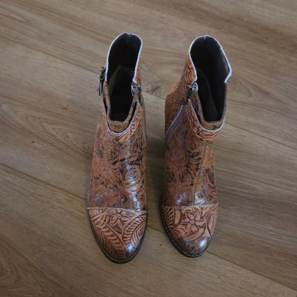 L ARTISTE Spring Step Women's Brown Floral Tooled Leather Ankle Boots Size 37 - Picture 3 of 7